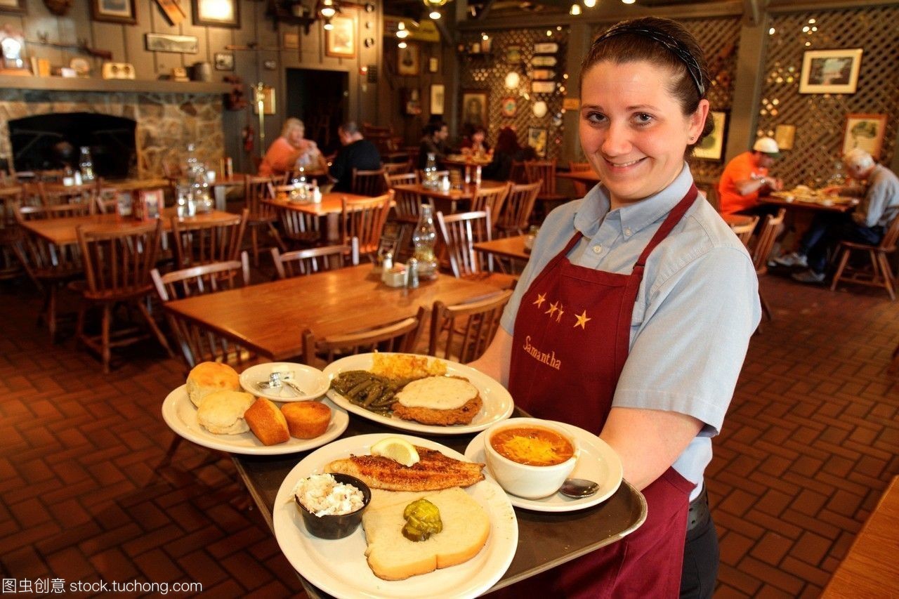 佛羅里達(dá)州勞德代爾堡英尺后餅干桶餐廳女人女服務(wù)員員工制服工作服務(wù)盤子盤子食物午餐魚(yú)烤羅非魚(yú)塊淋牛排辣椒