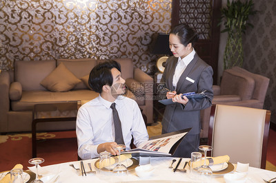 酒店餐廳服務(wù)員點菜